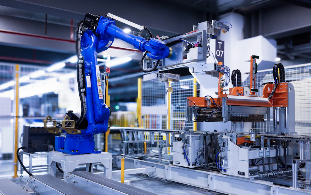 Braccio robotico industriale su una linea di produzione automatizzata