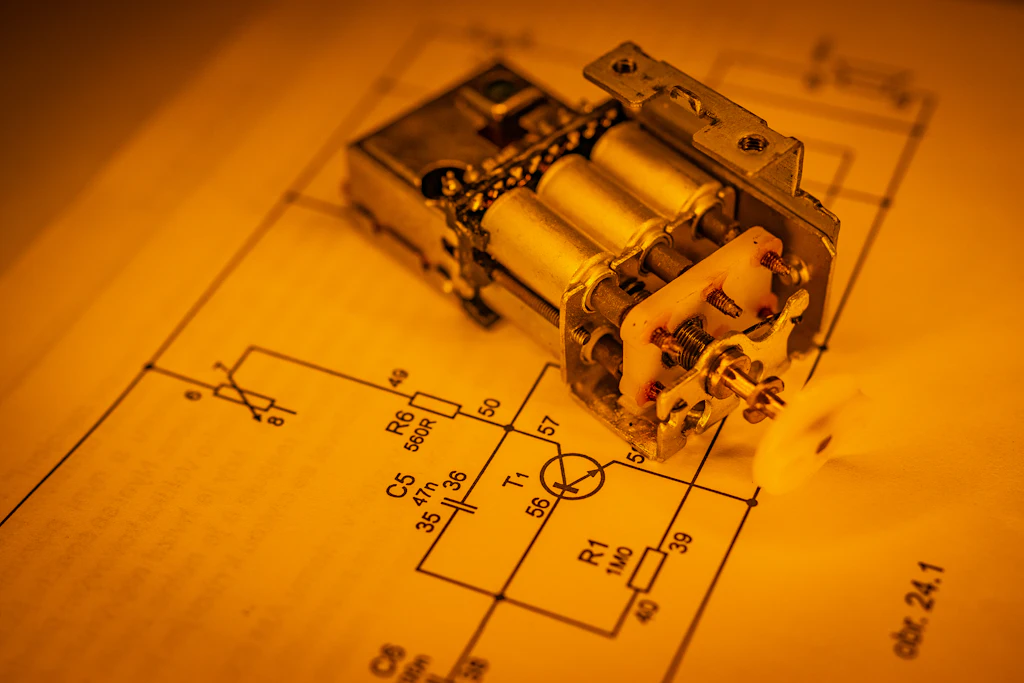Relè elettromeccanico appoggiato su uno schema elettrico