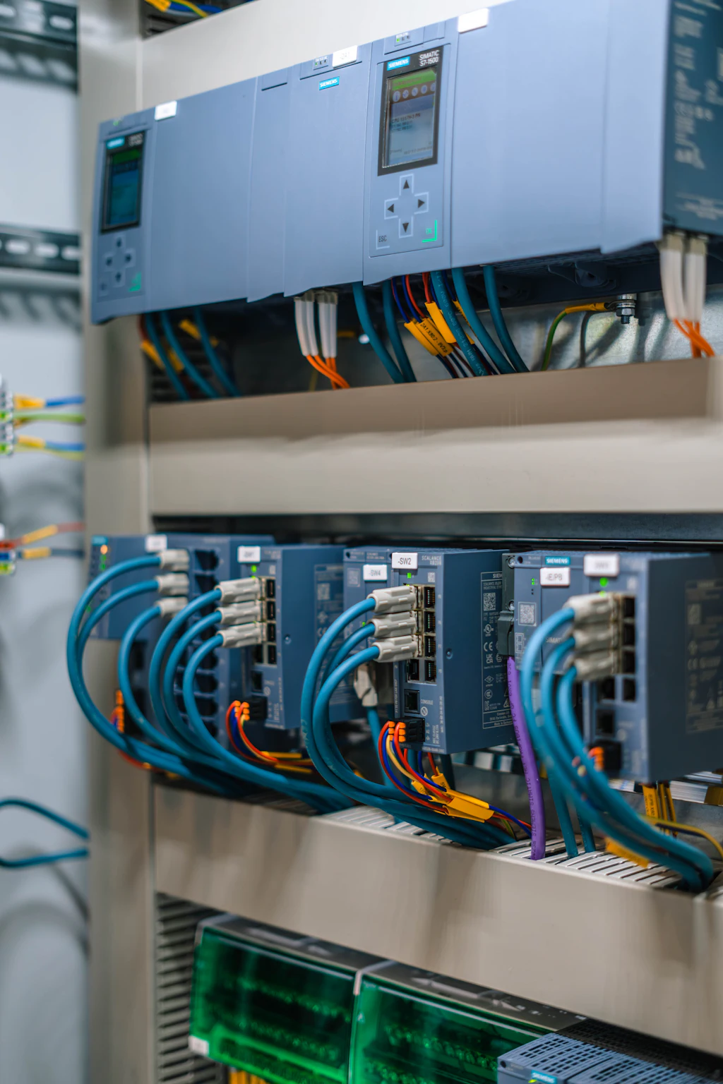 Quadro di automazione con moduli e cablaggi ordinati